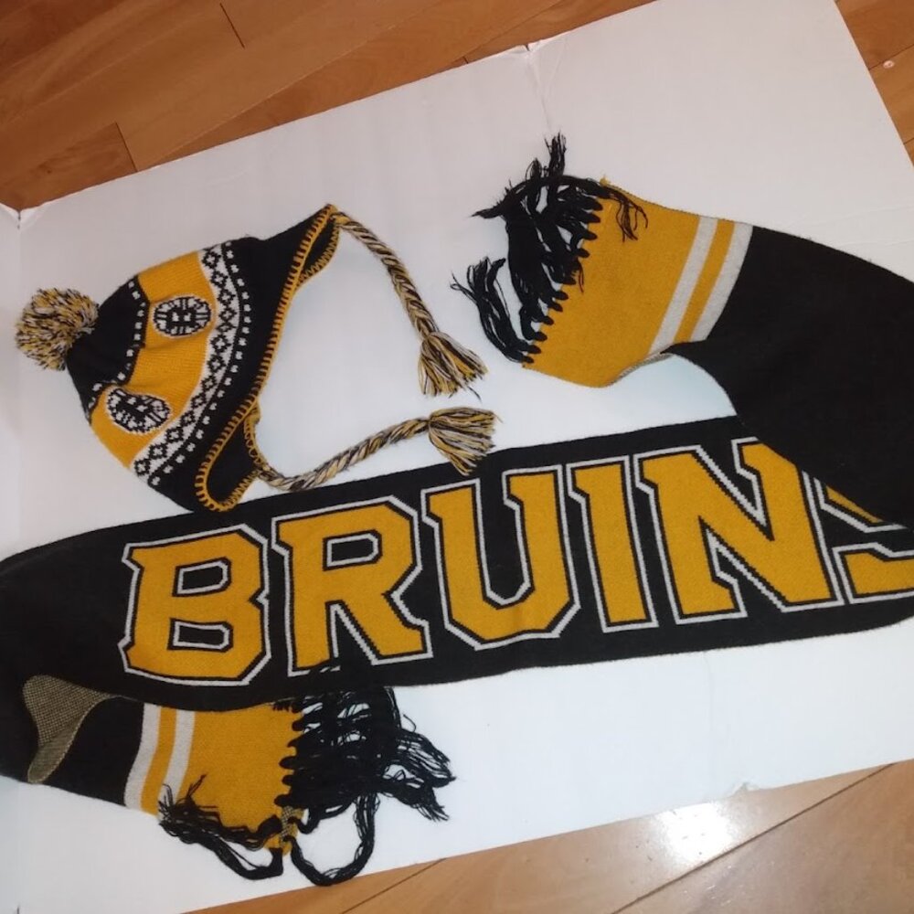 Boston Bruins: Yellow/black scarf and knit hat with pompom and braided fringe.